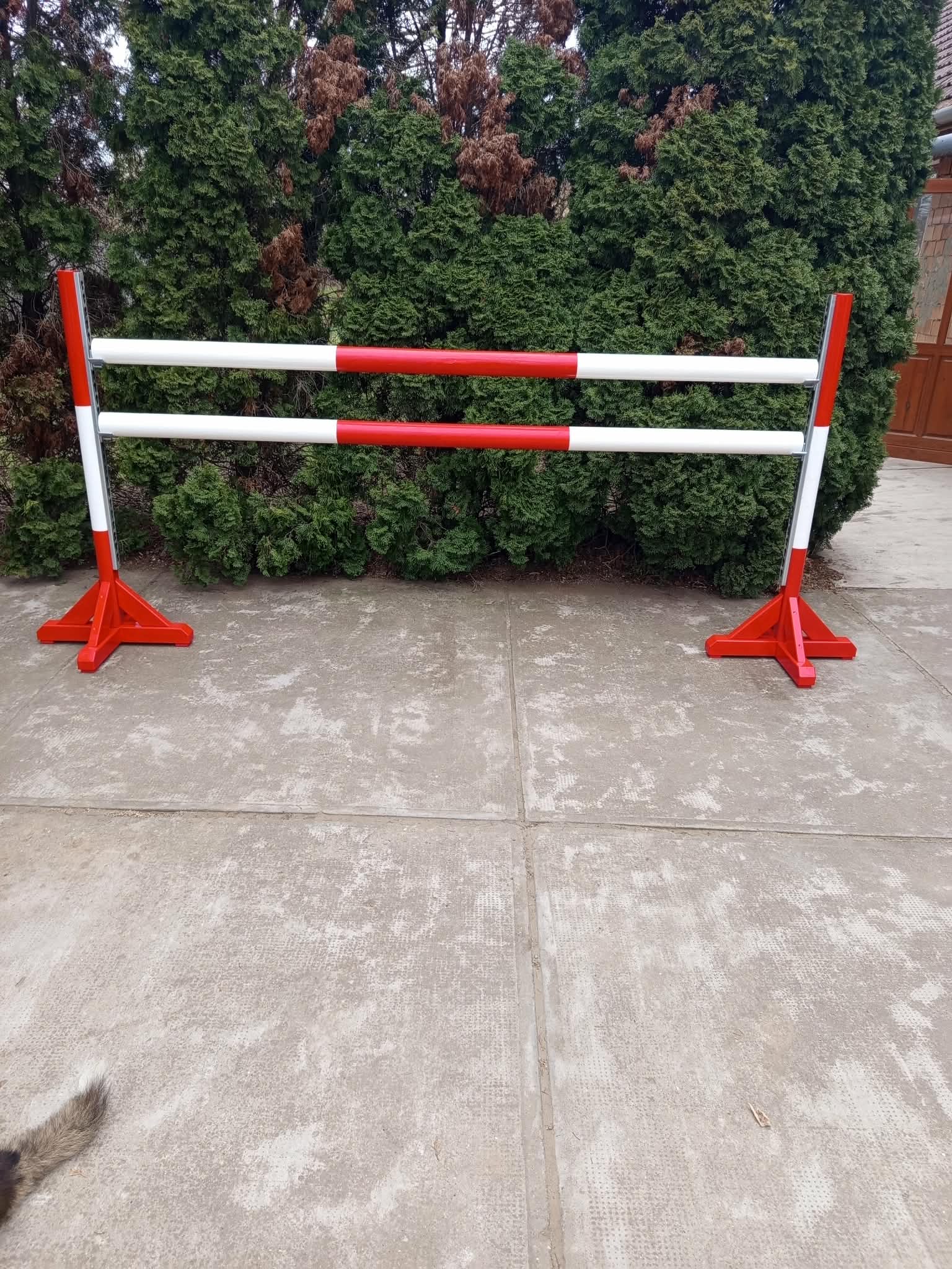 Fekete-sárga ugróakadály szett (oldalnézet)